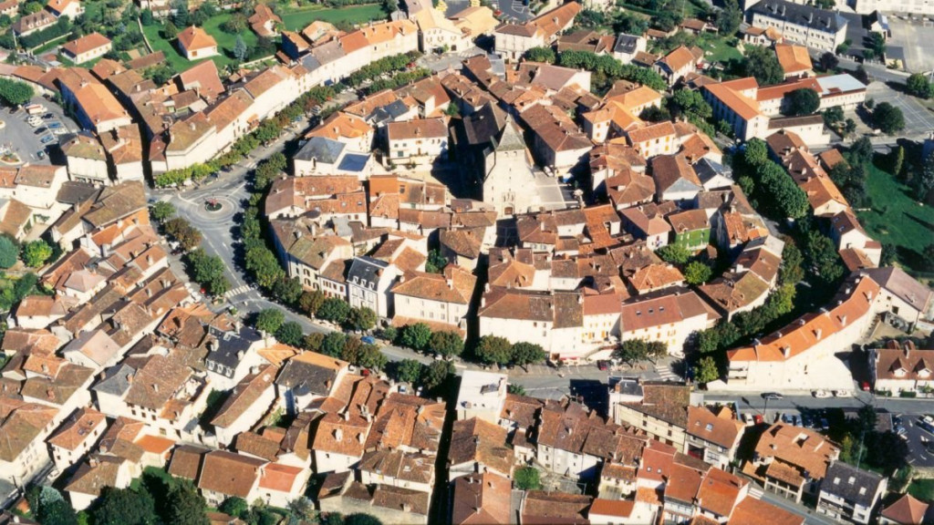 vue_aerienne_maurs_original-3529059.jpg