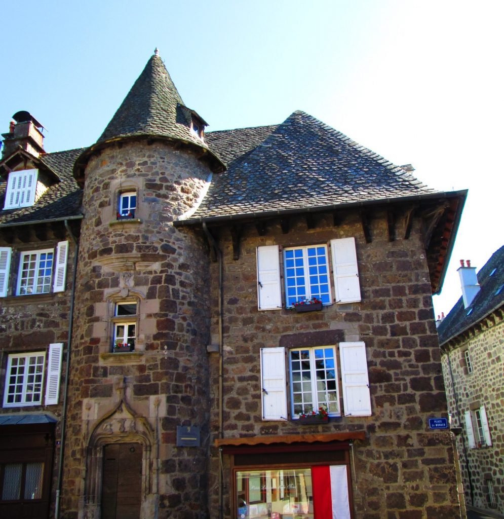 maison-monaco-vic-sur-cere-cantal-auvergne-995x1024.jpg