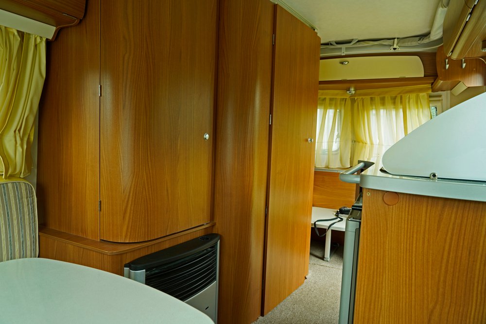 6 Vue vers l'arrière, penderie et WC 2.jpg