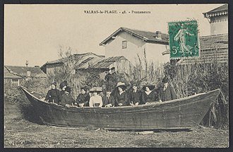 330px-Valras_Plage_promeneurs_-_Archives_départementales_de_l%u2019Hérault_-_FRAD034-2FICP-01894-00001.jpg