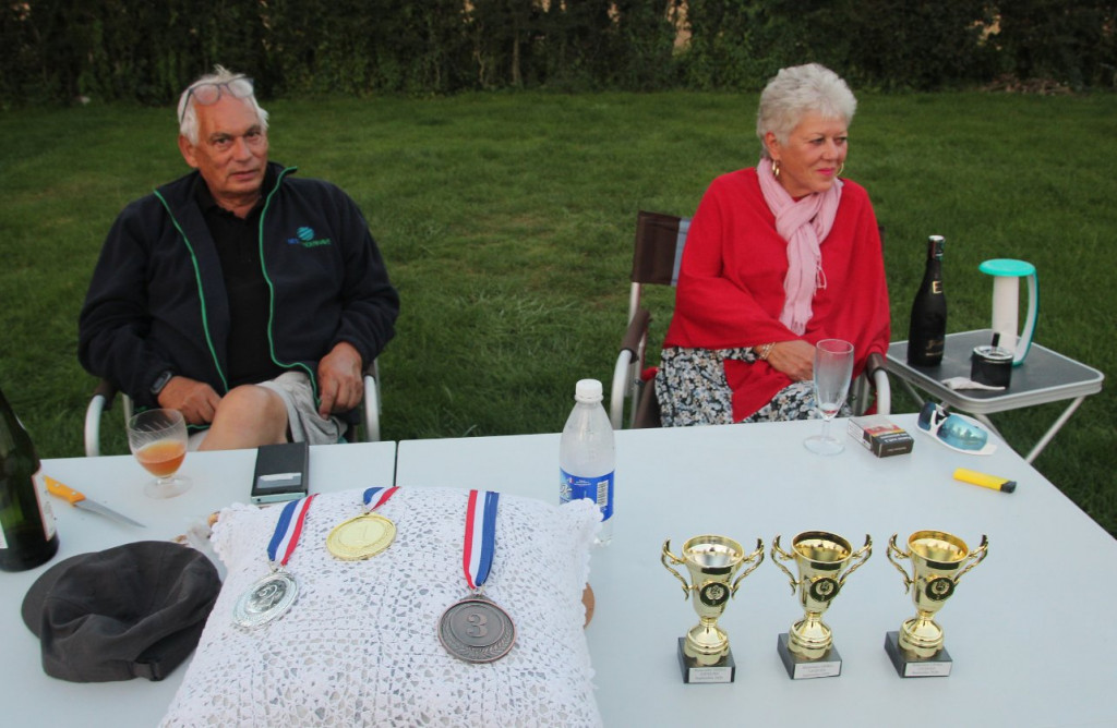 30 ans de mariage, et 2 mètres entre eux.....