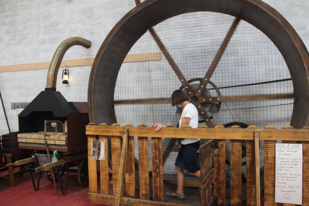 Faire de la lumière et faire fonctionner la batteuse, voir les photos de Vieux-Lion.