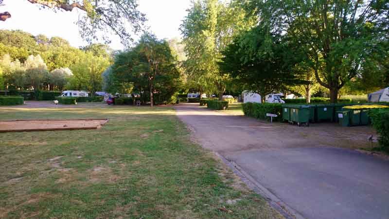 Camping-Les-Chenes-Valencay-11_Exterieur_Allee_6.jpg