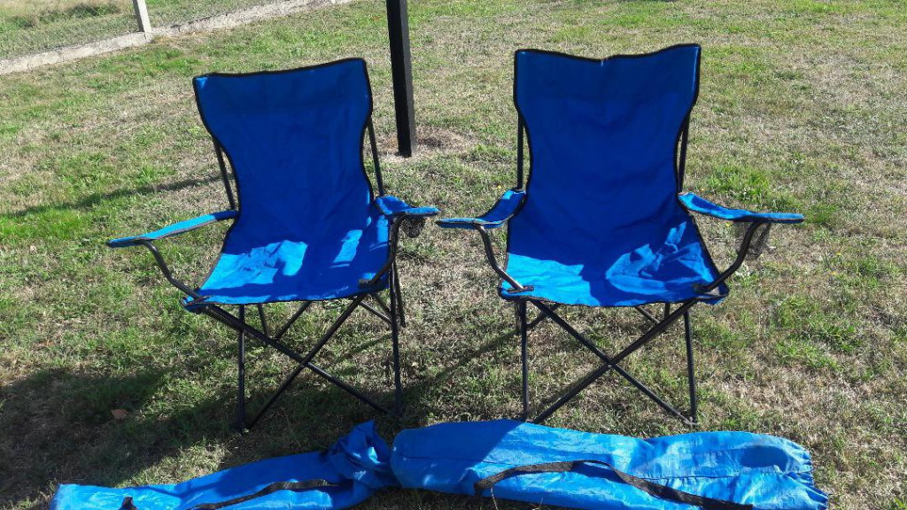 fauteuils de camping bleus gauche.jpg
