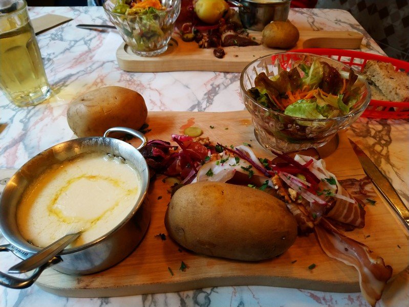 Fondue de Munster et son accompagnement.