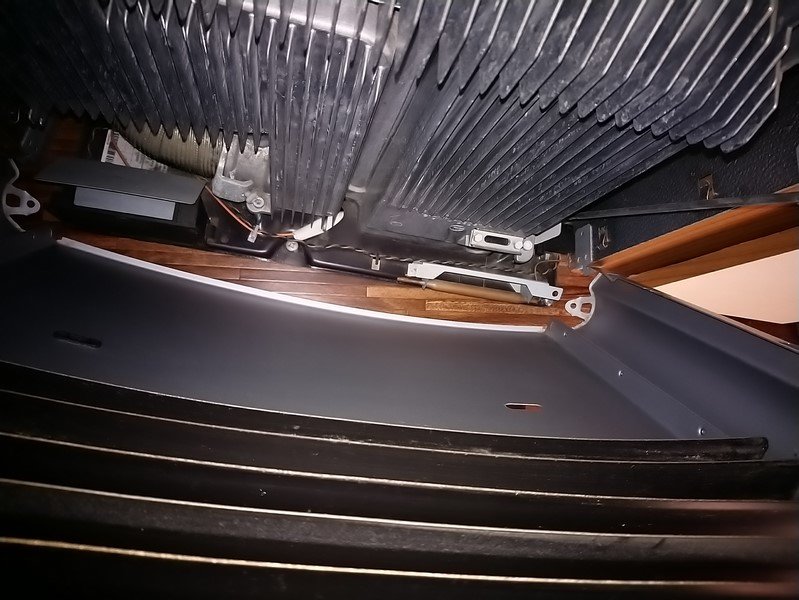 La pile se trouve dans le boitier à gauche.