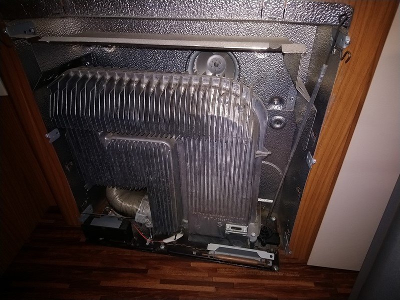 Les deux ressorts, sur les cotés.