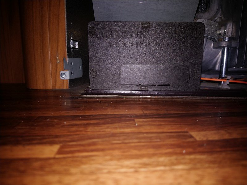 Coulisser la trappe vers le haut pour atteindre la pile.