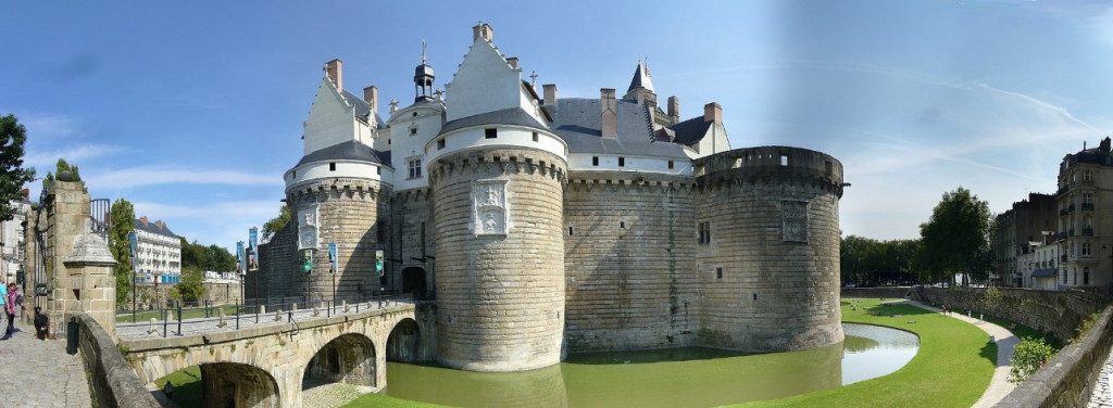 Nantes chateau.jpg (145.1 Kio) Vu 11557 fois Entrée du Château entre les tours du Pied-de-Biche et de la Boulangerie.