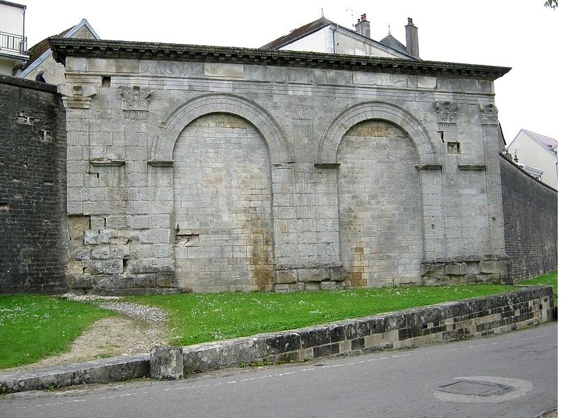 Langres porte romaine.jpg