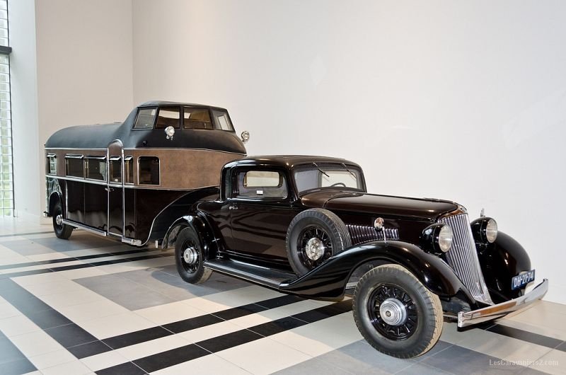 Graham-Paige Blue Streak Coupe 1932 et une originale Curtis Aerocar Land Yacht caravan trailer1.jpg