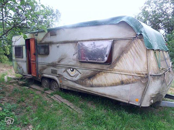 Caravane peinte oeil.jpg