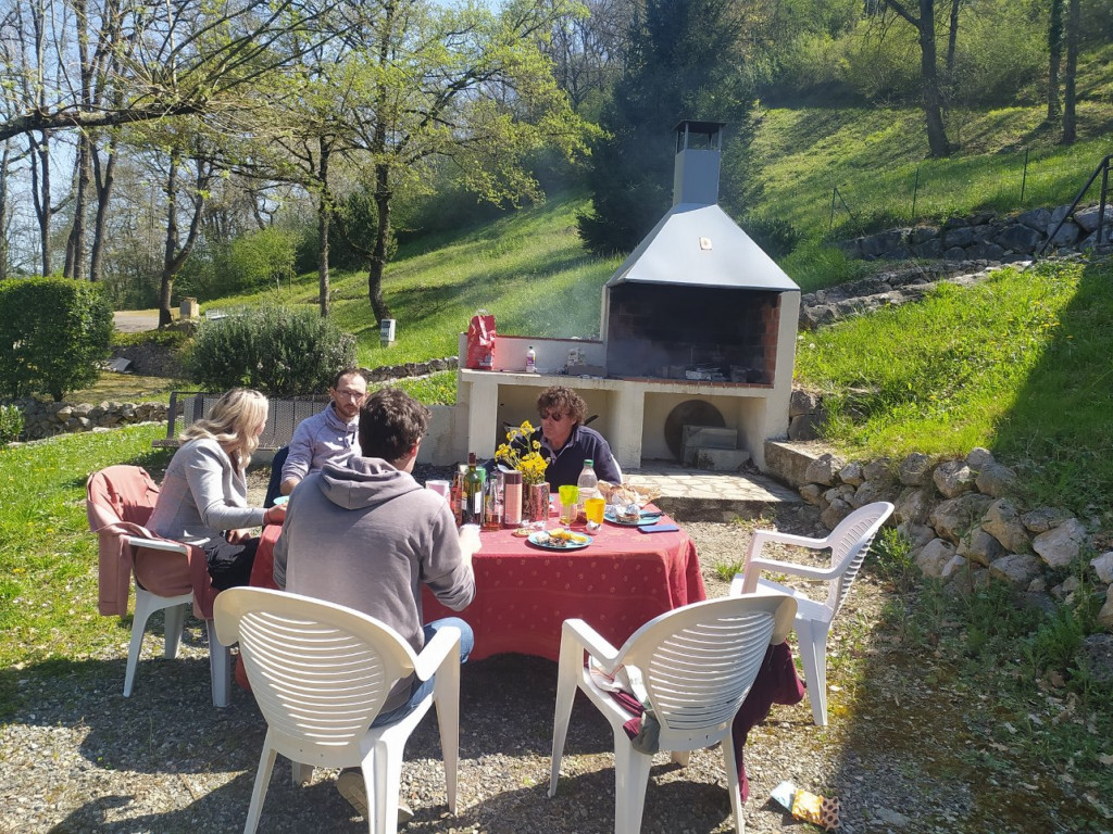 168821434_10158926663883211_3890881580970502150_n.jpeg (477.08 Kio) Vu 10483 fois Les responsables du camping tellement sympa que nous les avons invité au BC de Pâques