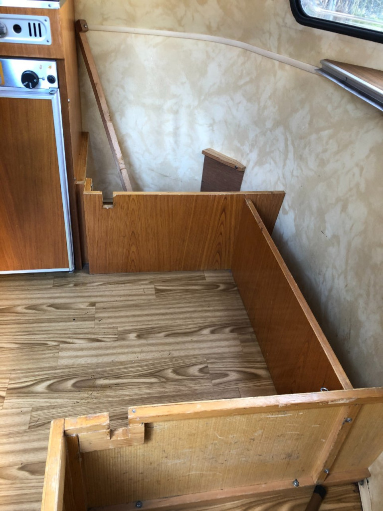 Démontage de la dinette avant.