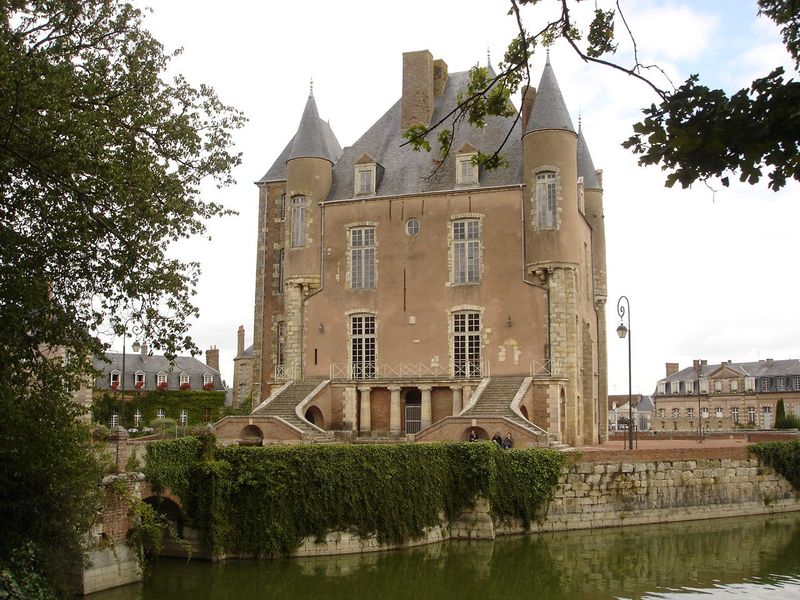 800px-Bellegarde_chateau_arriere[1].jpg