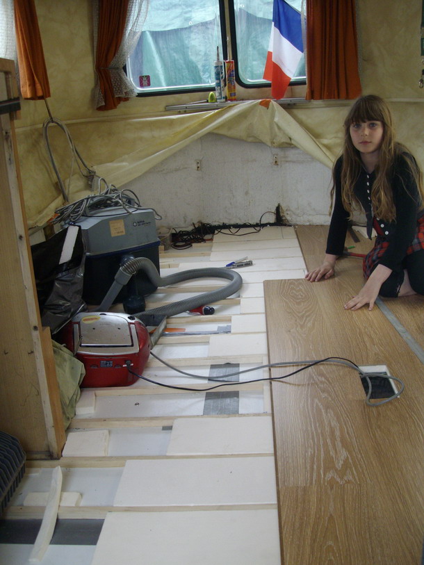 ma fille dans leurs futur cabane.jpg