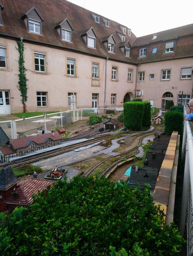 Dans la cour de l'hôpital vieux.