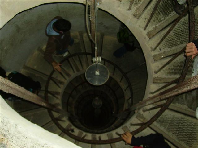 Visite du fort de joux , 35 metre de descente !!! c'est impréssionnant ! et oppréssant !